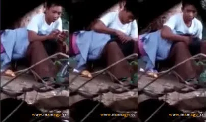 မသိရင် အနေအထားက ဖုန်းပွတ်နေတယ်ပေါ့